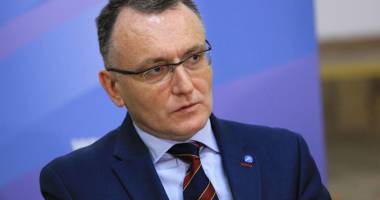 Stire din Cultură-Educație : Cum își fură singur căciula tocmai  ministrul Educației