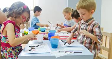 Cum își pot dezvolta copiii abilitățile de comunicare