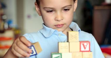 Stire din Sănătate : Cum îți dai seama că un copil suferă de autism