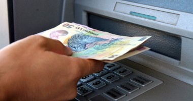 Stire din Social : Cum ne păcălesc băncile de fiecare dată când scoatem bani de la bancomat