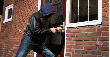 Stire din Eveniment : Cum ne protejăm casa când plecăm în vacanță: vecinii pe vizor sau sistemele de alarmă?