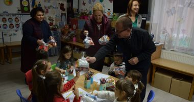 Stire din Social : Moș Nicolae le-a adus dulciuri școlarilor și preșcolarilor din comuna Cumpăna