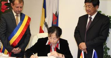 Stire din Social : Ambasadorul Chinei în România a semnat în cartea de onoare a Primăriei Cumpăna