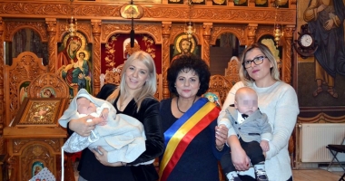 Stire din Politică-Administrație : Patru copii din centrele de plasament, încreștinați la Cumpăna