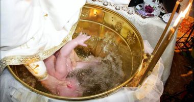 Stire din Social : Șapte copii aflați în asistență maternală, botezați de Florii