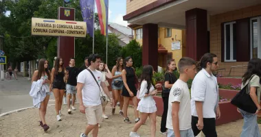 Democrația, explicată dincolo de manuale. Tineri europeni, în vizită la Primăria Cumpăna