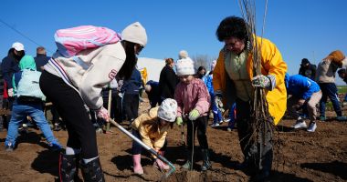 Stire din Social : Aproape toată suflarea comunei Cumpăna a venit să planteze un copăcel pentru un viitor mai verde