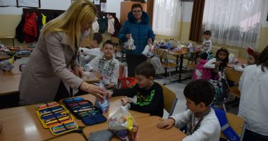 Moș Nicolae le-a adus dulciuri școlarilor și preșcolarilor din comuna Cumpăna - 3