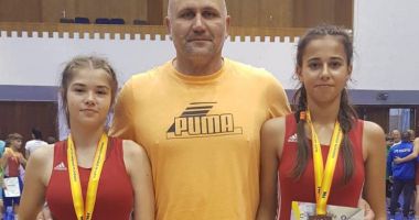Stire din Sport : Două sportive de la Victoria Cumpăna au urcat pe podium la Campionatul Naţional de Lupte U15