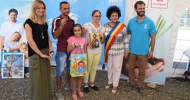Opt familii din Cumpăna și-au văzut visul cu ochii. Au primit cheile noilor locuințe - 2