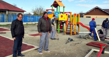Stire din Politică-Administrație : Două noi locuri de joacă, amenajate la Cumpăna