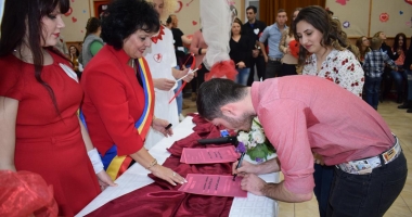 Stire din Politică-Administrație : Primarul Mariana Gâju a oficiat căsătorii pentru o zi. Care a fost motivul