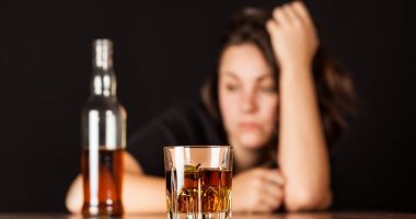 Vârsta medie la care tinerii încep să bea este 14 ani. Alcoolul le distruge sănătatea