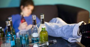 Stire din Sănătate : Cum pot cere ajutorul persoanele dependente  de alcool