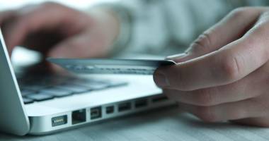 Stire din Social : Cum poți trimite bani prin Poșta Română, direct de la tine acasă