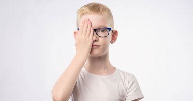 Cum recunoști cancerul de ochi la copii