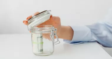 Stire din Social : Cum îți organizezi salariul lunar ca să pui bani deoparte fără prea mult efort