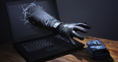 Stire din Eveniment : Cum să te ferești de "capcanele" internetului care te lasă fără bani