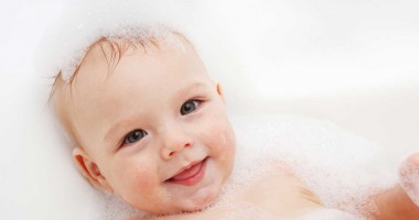 Stire din Sănătate : Cum se curăță corect ochii bebelușului