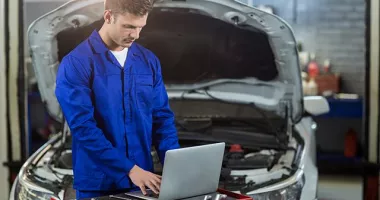 Stire din Social : Mașinile vechi scapă de ITP anual. Verificările vor viza mașinile electrice și kilometrajul