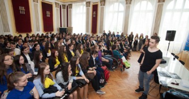 Stire din Social : Cum se feresc copiii de hărțuirea pe internet