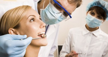Stire din Sănătate : Cum se tratează problemele dentare în timpul sarcinii