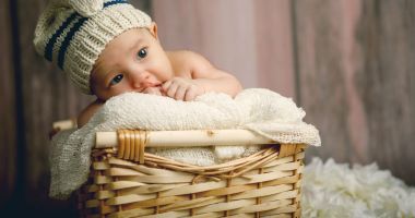 Stire din Sănătate : Cum vă îmbrăcaţi bebeluşii pe timpul verii