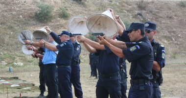 Stire din Eveniment : GALERIE FOTO / Jandarmii, la ceas de sărbătoare. Cuget Liber, pe podium la "Cupa Presei la tir"