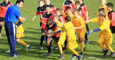 Stire din Sport : Cupa Toamnei la mini-rugby, competiția celor 150 de copii curajoși și puternici