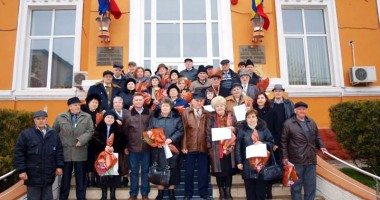 Stire din Politică-Administrație : Cupluri care au împlinit 50 de ani de căsnicie, sărbătorite de primarul Marian Iordache