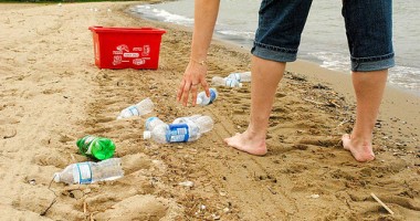 Studenții străini fac curățenie pe plaja din Vama Veche