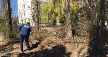 Curățăm Constanța noastră! Muncitorii au intrat în parcurile din Tomis II, Poarta 5 și Poarta 6 - 3
