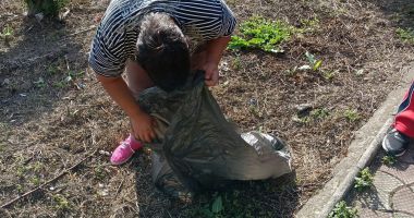 Stire din Social : Persoanele cu dizabilităţi ecologizează oraşul Negru Vodă