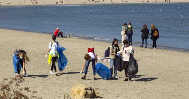 Curăţenie generală pe plajele de pe litoral, cu ajutorul voluntarilor, weekendul acesta