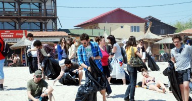 Stire din Social : Voluntarii fac curățenie pe plaja din Vama Veche