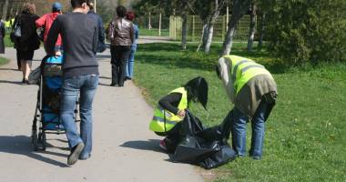 Stire din Social : "Natura ne unește!" Militarii americani fac curățenie  în Parcul Tăbăcărie