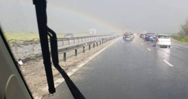 Stire din Eveniment : Haos pe autostradă. O furtună a smuls panourile anti orbire