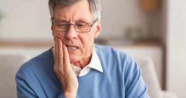Stire din Sănătate : Curentul nu este cauza durerilor dentare. Care sunt factorii predispozanți