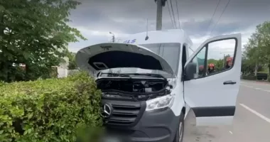 Stire din Eveniment : Momente dramatice. Un curier a făcut infarct la volan și a intrat cu dubița în mașini parcate