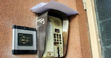 Curierii firmei Total Post își bat joc de locatarii unui bloc din Constanța - 2