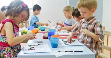 Stire din Sănătate : Cum le dezvoltăm copiilor imaginația și abilitățile de comunicare