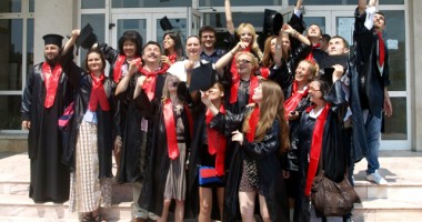 Stire din Cultură-Educație : Uite cine a terminat facultatea