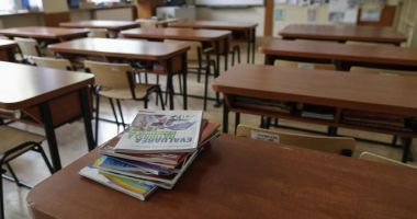 Stire din Social : Cursuri școlare suspendate din cauza zăpezii și a viscolului
