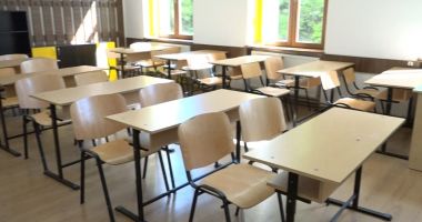 Stire din Eveniment : Cursuri suspendate la un colegiu, după ce mai mulţi elevi au acuzat aceleaşi simptome