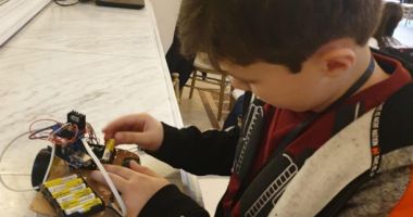 Stire din Cultură-Educație : Ești pasionat de robotică? Poți urma cursuri online!