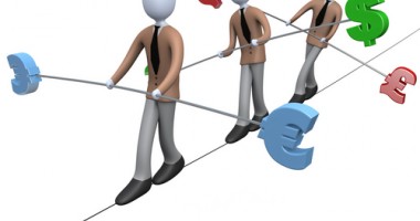 Moneda națională se depreciază ușor