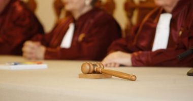 Stire din Politică-Administrație : CCR dezbate sesizarea PNL privind stabilirea datei alegerilor de către Parlament