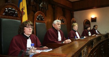 Stire din Politică-Administrație : Magistrații decid, astăzi, dacă alegerile comasate sunt constituționale