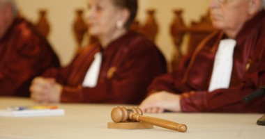 Stire din Politică-Administrație : CCR, reunire de urgență