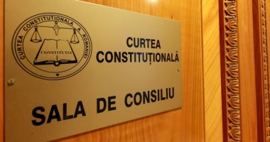 Stire din Social : CCR: Interzicerea cumulării pensiei cu salariul la stat este neconstituțională